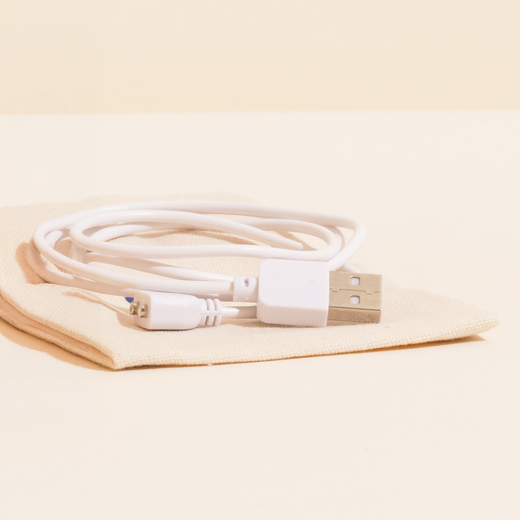 chargeur dune blanc, sur rangement